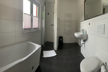Das große Bad im Obergeschoss mit ebenerdiger Dusche